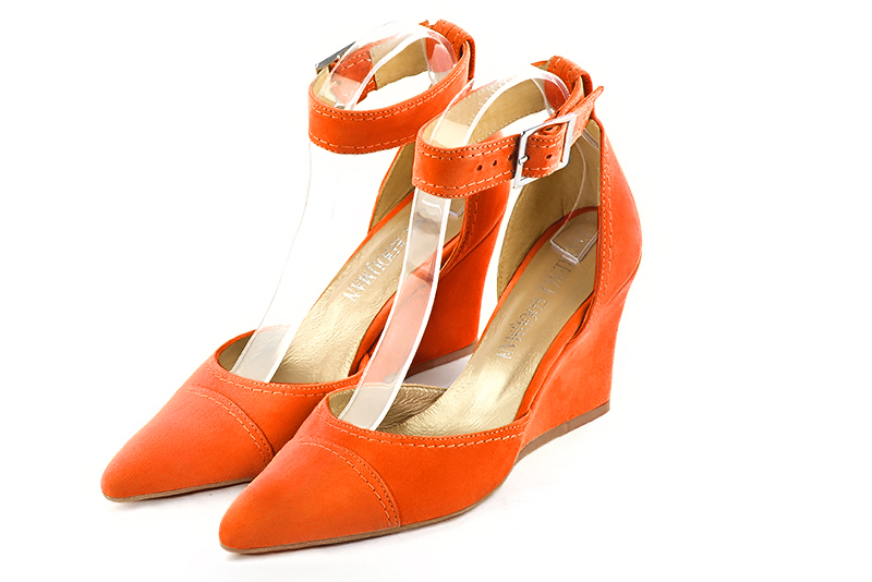 Clementine orange women's open side shoes, with a strap around the ankle. Tapered toe. High wedge heels. Front view - Florence KOOIJMAN
